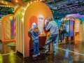 Enfants curieux explorant des expériences scientifiques ludiques à Paris.