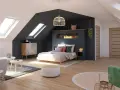 Chambre mansardée avec deux fenêtres de toit, une pour séparer une chambre en deux avec une seule fenêtre, lit douillet, mobilier moderne.