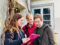 Trois amis consultent une carte rose, prêts pour leur escape game Montmartre.