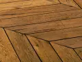 Parquet en bois vieilli, pose en chevrons. Un style intemporel pour savoir quel parquet choisir.