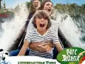 Famille criant sur une attraction aquatique du Parc Astérix. Le panneau "Menhir Express" est visible. L'attraction a une taille minimum pour les enfants.