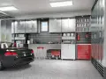 Aménagement garage 15m2 : voiture noire, établis, outils, armoires métalliques et un générateur.