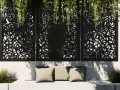 Panneaux décoratifs ajourés, parfaits pour une idée déco mur extérieur jardin. Un banc confortable avec coussins et verdure luxuriante complètent ce coin détente.