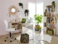 Bureau lumineux avec plantes vertes, miroir rotin et étagères bois pour une deco bureau cocooning réussie.