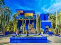 Jardin Majorelle, un havre de paix aux teintes bleu klein et bleu majorelle, où cactus et fontaines s'épanouissent sous un ciel azur.