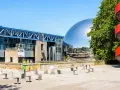 La Cité des Sciences et de l'Industrie à Paris, avec sa sphère emblématique et son escalier rouge.