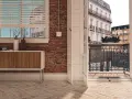 Vue d'un appartement avec une porte ouverte sur une terrasse parisienne. La différence entre balcon et terrasse est claire : ici, c'est un espace de vie extérieur spacieux.