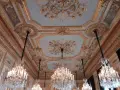 Plafond orné et lustres en cristal dans le salon du **Hôtel de la Marine**.