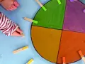 Main colorée avec des pinces à linge pour des activités enfant 2 ans.
