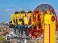 Famille en plein fou rire sur une attraction à sensations fortes, un avant-goût du meilleur parc d'attractions de France.