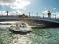 Bateau bus VENDOME navigue sous le pont Alexandre III. Découvrez Paris autrement, infos tarif RATP.