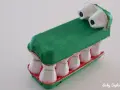 Un crocodile rigolo, fruit d'un bricolage avec des boîtes d'œufs. Ses dents blanches et sa gueule rouge font un effet saisissant.
