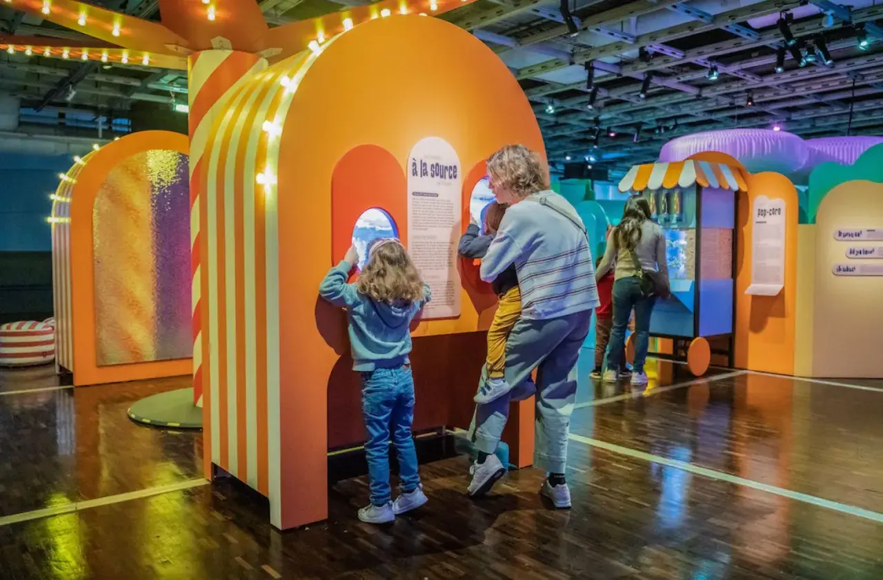 Enfants curieux explorant des expériences scientifiques ludiques à Paris.