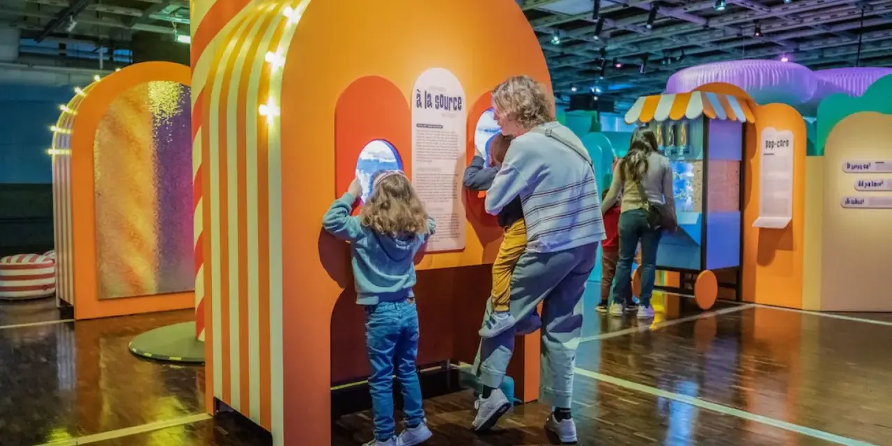 Enfants curieux explorant des expériences scientifiques ludiques à Paris.