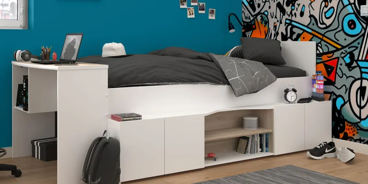 Une chambre ado moderne avec un lit mezzanine blanc, bureau intégré, rangements et mur décoré de graffiti. Parfaite idée chambre ado !