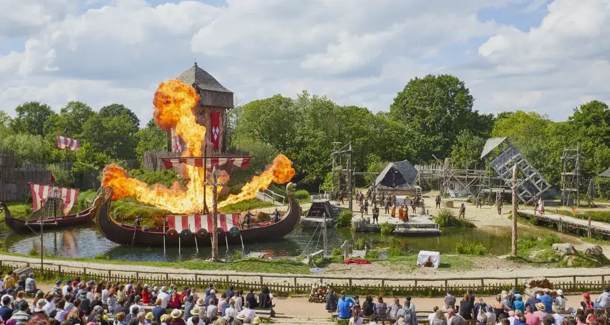 Spectacle de Vikings en feu au Puy du Fou. Pour profiter pleinement, combien de temps pour visiter le Puy du Fou ? Prévoyez au moins une journée entière.