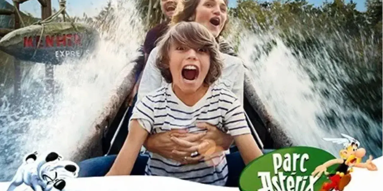 Famille criant sur une attraction aquatique du Parc Astérix. Le panneau "Menhir Express" est visible. L'attraction a une taille minimum pour les enfants.