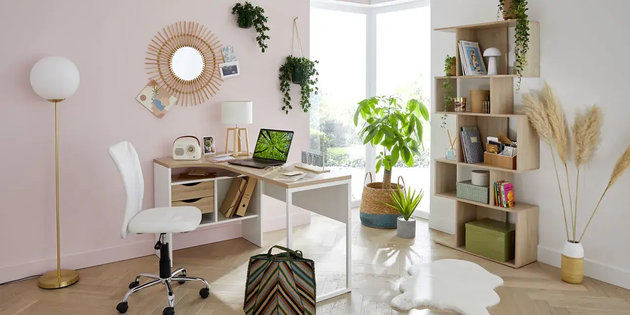 Bureau lumineux avec plantes vertes, miroir rotin et étagères bois pour une deco bureau cocooning réussie.