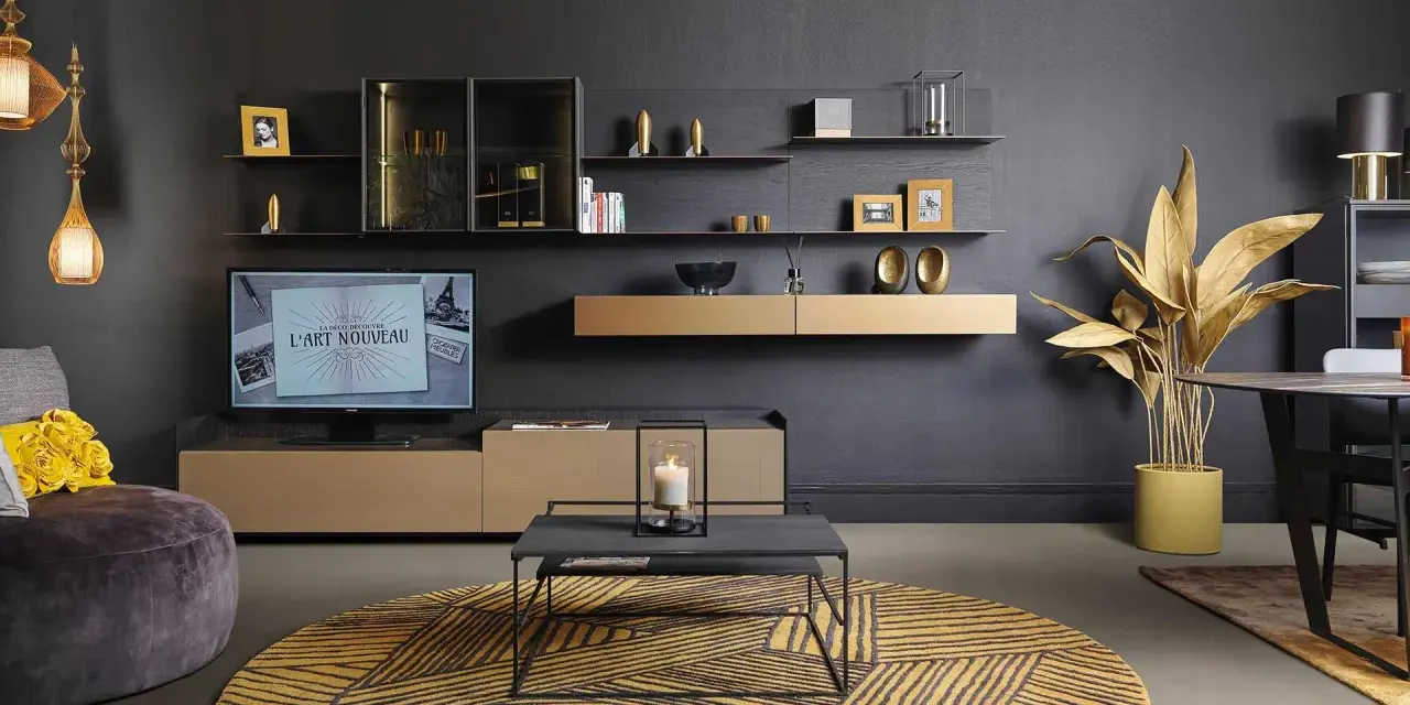 Salon moderne avec mur TV, étagères flottantes, mobilier design et tapis graphique. La deco mur tv est sublimée par des objets décoratifs dorés.