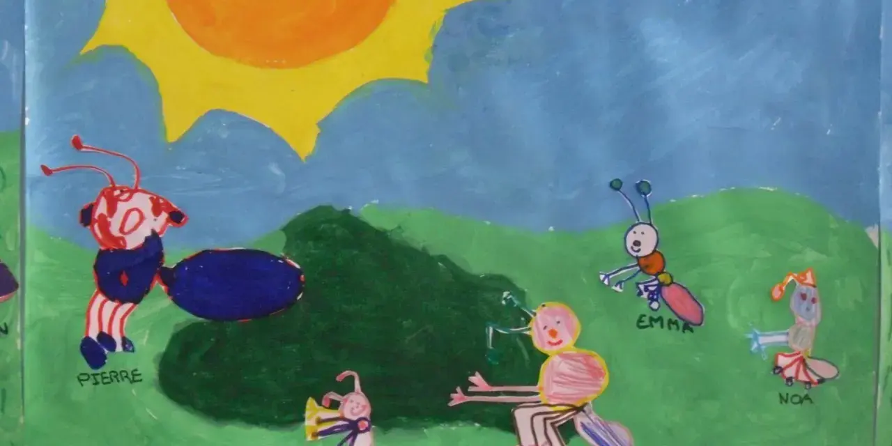 Dessin facile de la cigale et la fourmi : Pierre, Luna, Emma et Noa jouent sous un grand soleil.