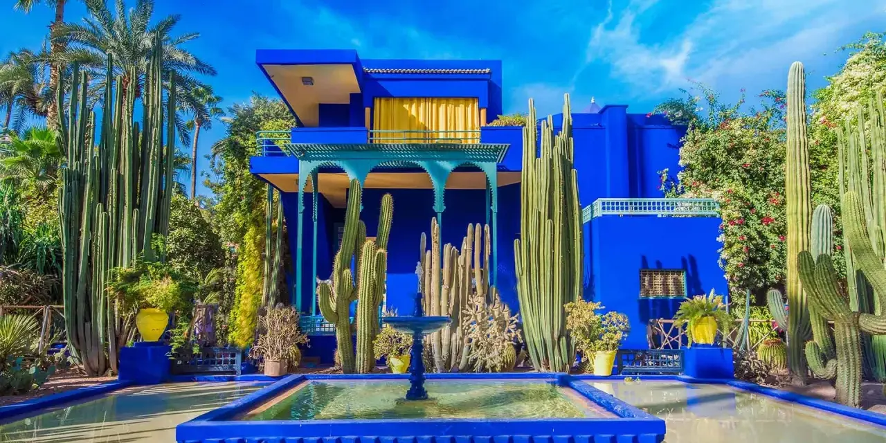 Jardin Majorelle, un havre de paix aux teintes bleu klein et bleu majorelle, où cactus et fontaines s'épanouissent sous un ciel azur.