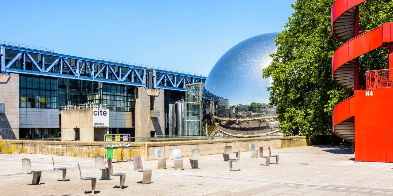 La Cité des Sciences et de l'Industrie à Paris, avec sa sphère emblématique et son escalier rouge.