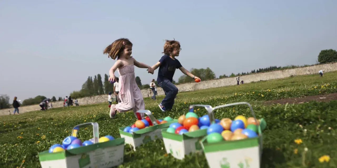 Deux enfants courent joyeusement dans un champ fleuri, leurs paniers remplis d'œufs colorés, signe d'une joyeuse chasse aux œufs.