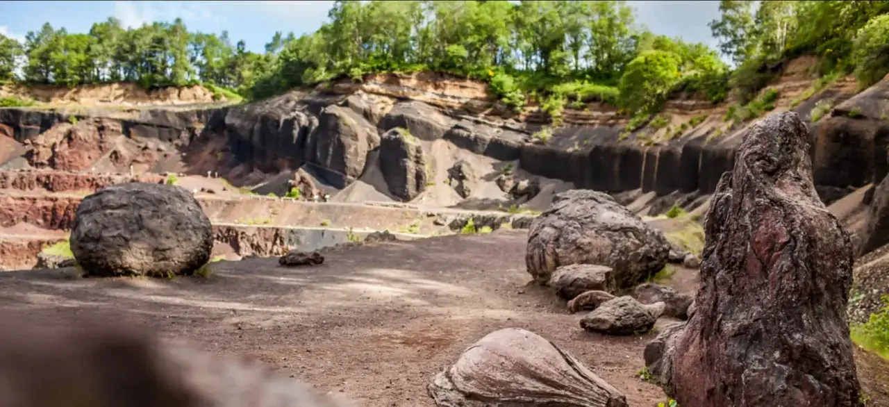 Le volcan de Lemptégy, un site impressionnant avec ses rochers et ses strates rocheuses. Un avis sur ce lieu ? C'est une merveille géologique !