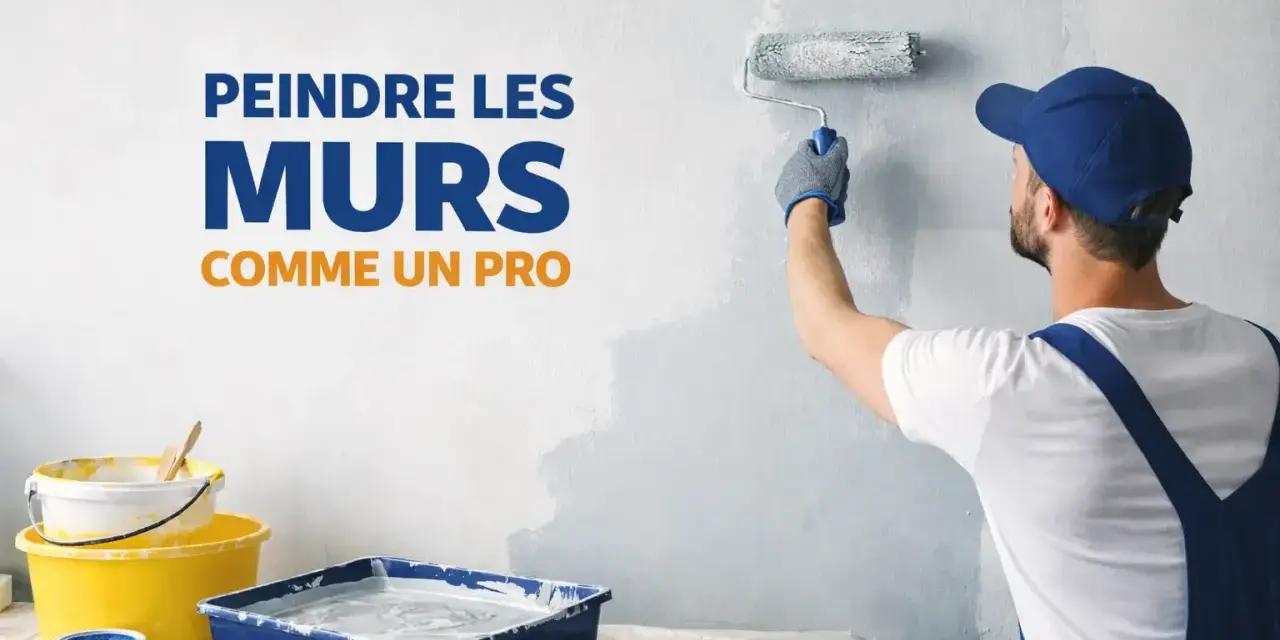 Un peintre en combinaison bleue utilise un rouleau pour repeindre un mur en blanc. Des pots de peinture et des pinceaux sont disposés sur une table.