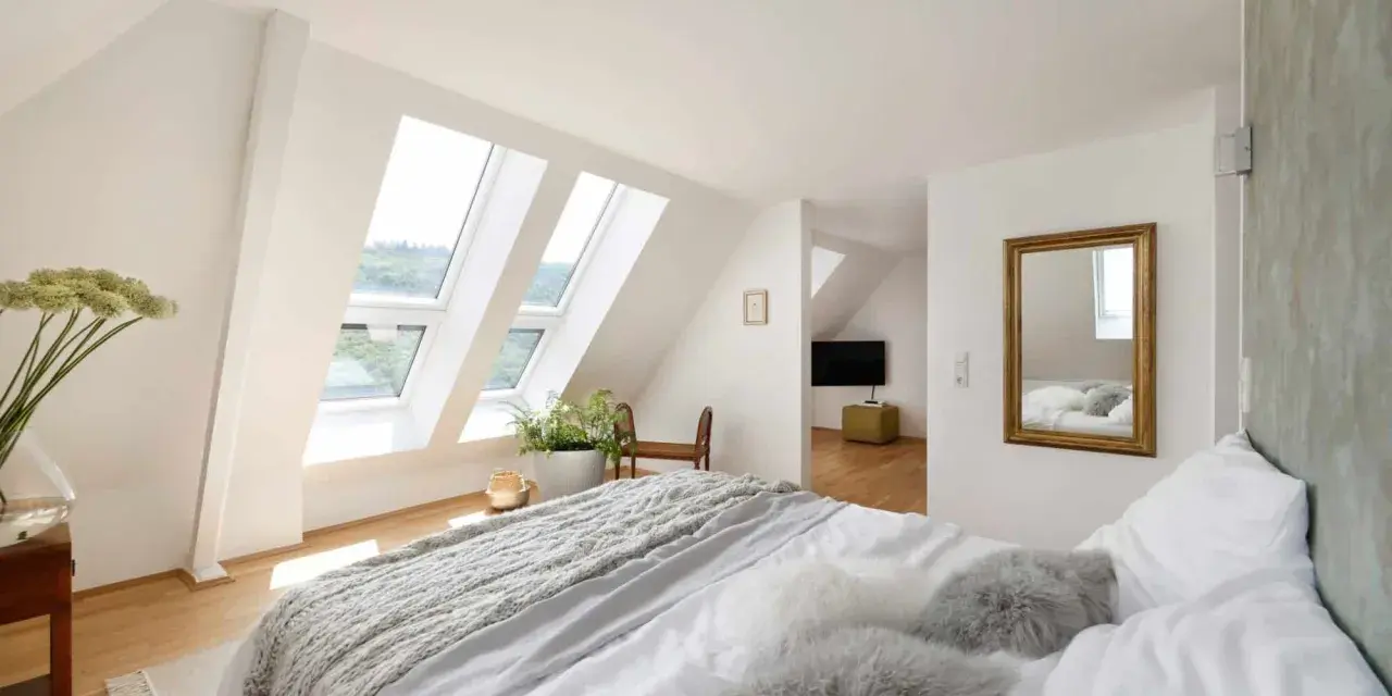 Douillette chambre mansardée avec lits douillets, fenêtres de toit lumineuses et vue sur la verdure. Un coin paisible pour se détendre.