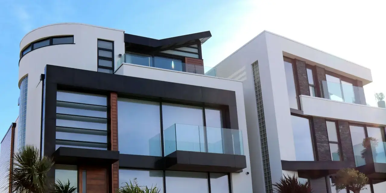 Maison moderne aux lignes épurées, avec une **couleur de façade maison tendance** mêlant blanc, noir et touches de bois.