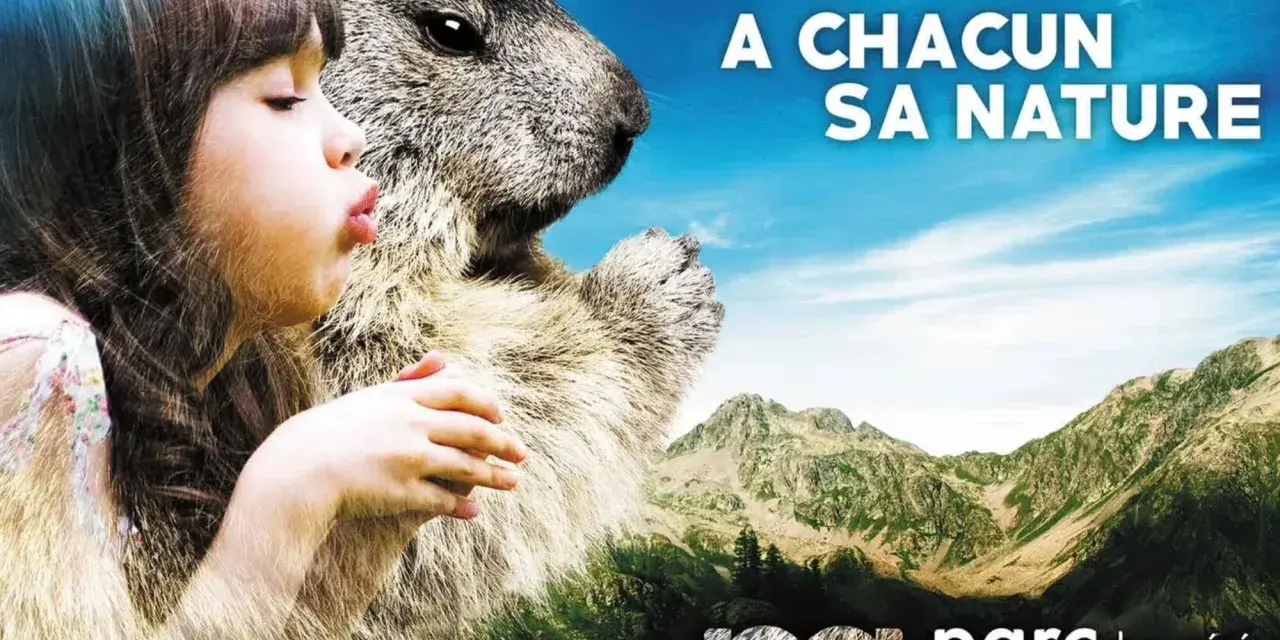 Avis sur parc animalier des Pyrénées : une fillette et une marmotte se regardent, avec des montagnes en arrière-plan.