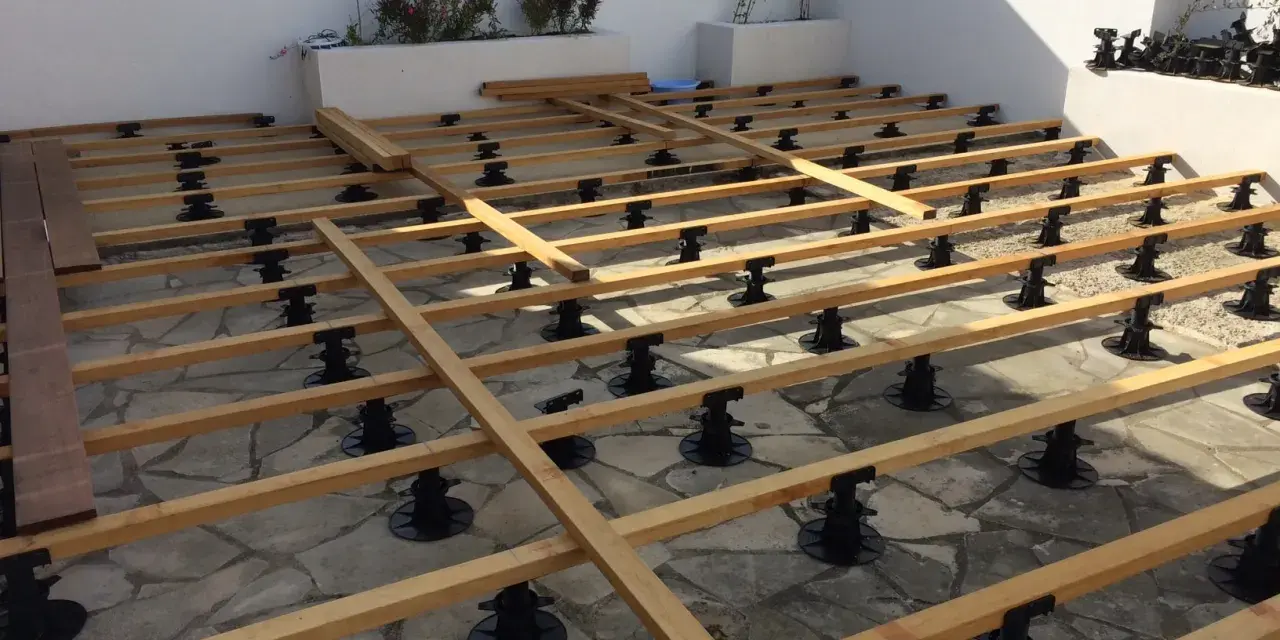 Structure en bois pour un aménagement terrasse en bois, sur des plots réglables. Les lames de bois sont prêtes à être posées.