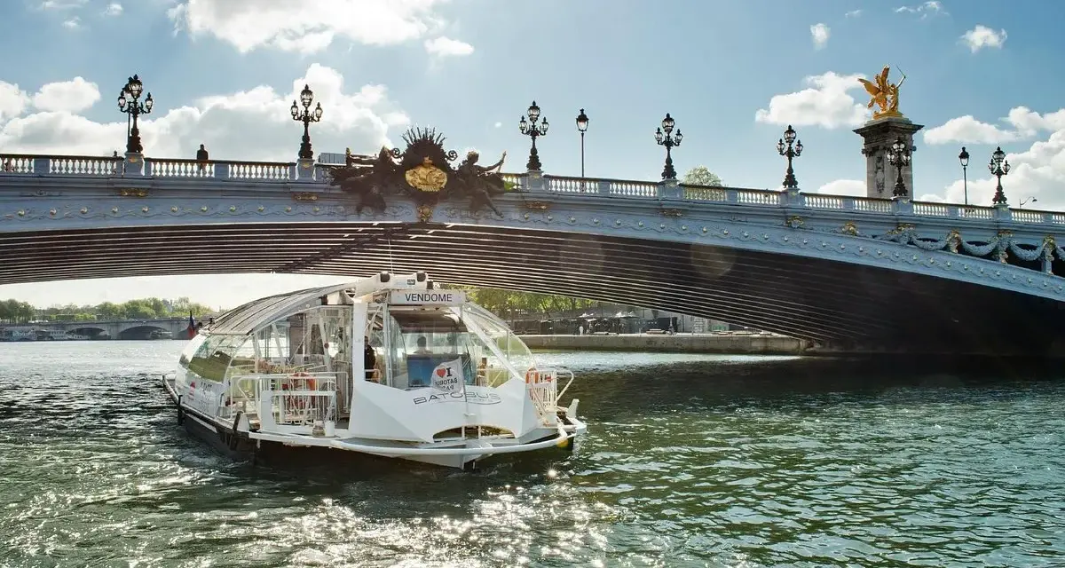 Bateau bus VENDOME navigue sous le pont Alexandre III. Découvrez Paris autrement, infos tarif RATP.