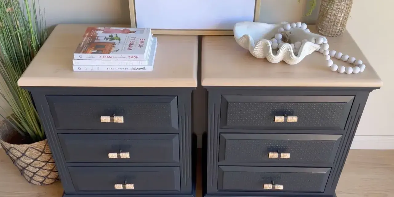 Deux tables de chevet relookées : tiroirs bleu nuit, plateaux clairs, poignées en rotin. Un projet réussi pour relooker un meuble en bois foncé.
