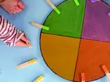 Main colorée avec des pinces à linge pour des activités enfant 2 ans.