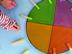 Main colorée avec des pinces à linge pour des activités enfant 2 ans.