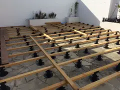 Structure en bois pour un aménagement terrasse en bois, sur des plots réglables. Les lames de bois sont prêtes à être posées.