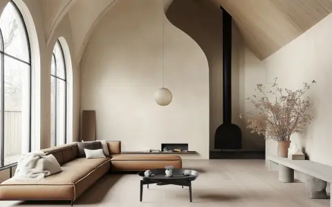 Salon moderne avec un canapé en cuir marron, une cheminée noire et un **plafond cathédrale moderne** aux arches élancées.