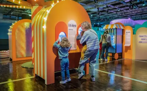 Enfants curieux explorant des expériences scientifiques ludiques à Paris.