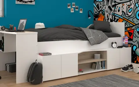 Une chambre ado moderne avec un lit mezzanine blanc, bureau intégré, rangements et mur décoré de graffiti. Parfaite idée chambre ado !
