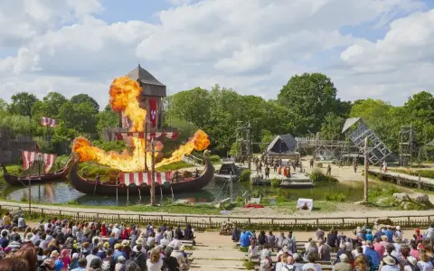 Spectacle de Vikings en feu au Puy du Fou. Pour profiter pleinement, combien de temps pour visiter le Puy du Fou ? Prévoyez au moins une journée entière.