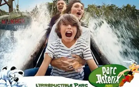Famille criant sur une attraction aquatique du Parc Astérix. Le panneau "Menhir Express" est visible. L'attraction a une taille minimum pour les enfants.