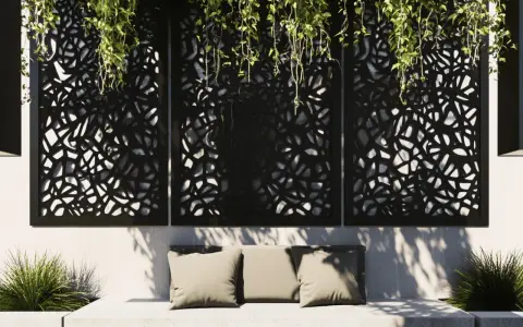 Panneaux décoratifs ajourés, parfaits pour une idée déco mur extérieur jardin. Un banc confortable avec coussins et verdure luxuriante complètent ce coin détente.