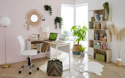Bureau lumineux avec plantes vertes, miroir rotin et étagères bois pour une deco bureau cocooning réussie.