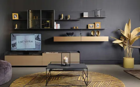 Salon moderne avec mur TV, étagères flottantes, mobilier design et tapis graphique. La deco mur tv est sublimée par des objets décoratifs dorés.