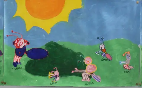 Dessin facile de la cigale et la fourmi : Pierre, Luna, Emma et Noa jouent sous un grand soleil.