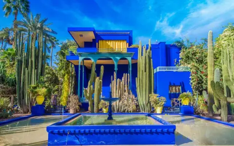 Jardin Majorelle, un havre de paix aux teintes bleu klein et bleu majorelle, où cactus et fontaines s'épanouissent sous un ciel azur.