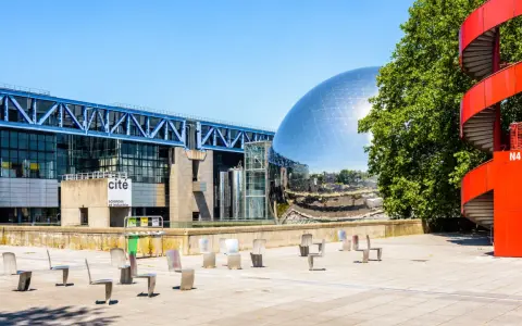 La Cité des Sciences et de l'Industrie à Paris, avec sa sphère emblématique et son escalier rouge.