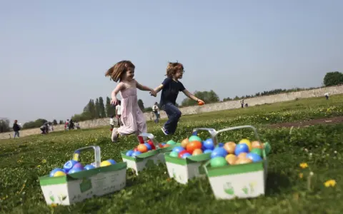 Deux enfants courent joyeusement dans un champ fleuri, leurs paniers remplis d'œufs colorés, signe d'une joyeuse chasse aux œufs.